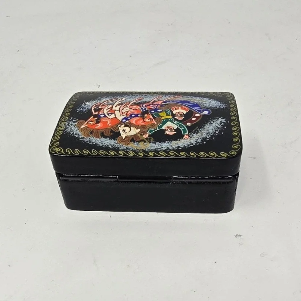 Vtg Russian Lacquer small trinket box‎ hand painted hinged folk art country